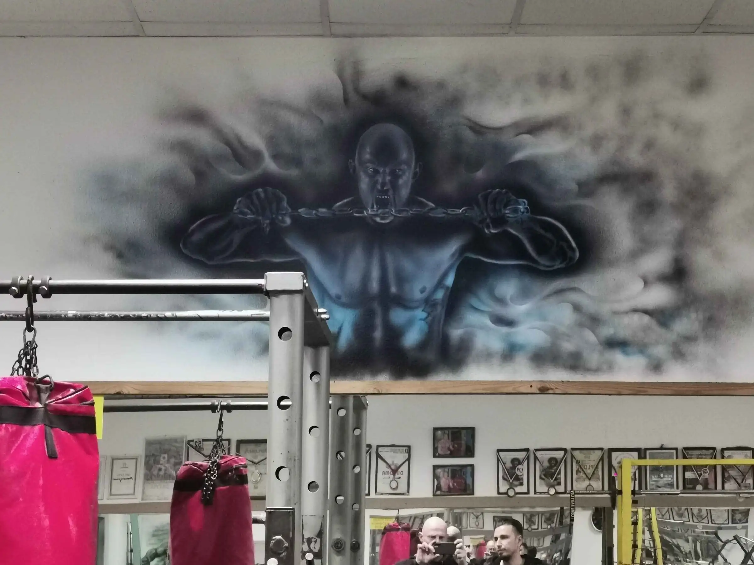 Mural na zidu sale, ispod njega džakovi za boks