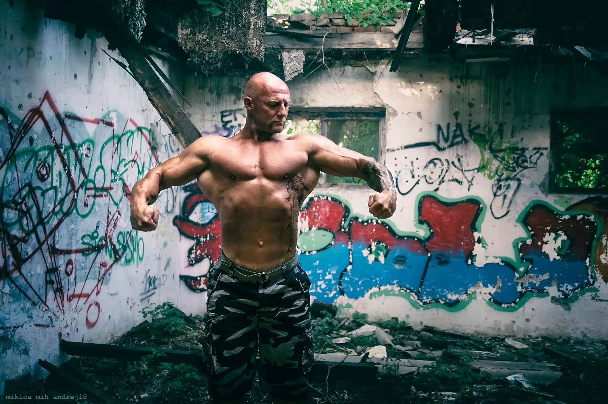 Hans ispred zida sa grafitima