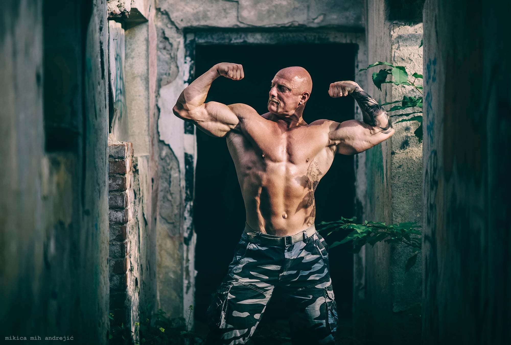 Hans, dvostruki biceps u ruševini