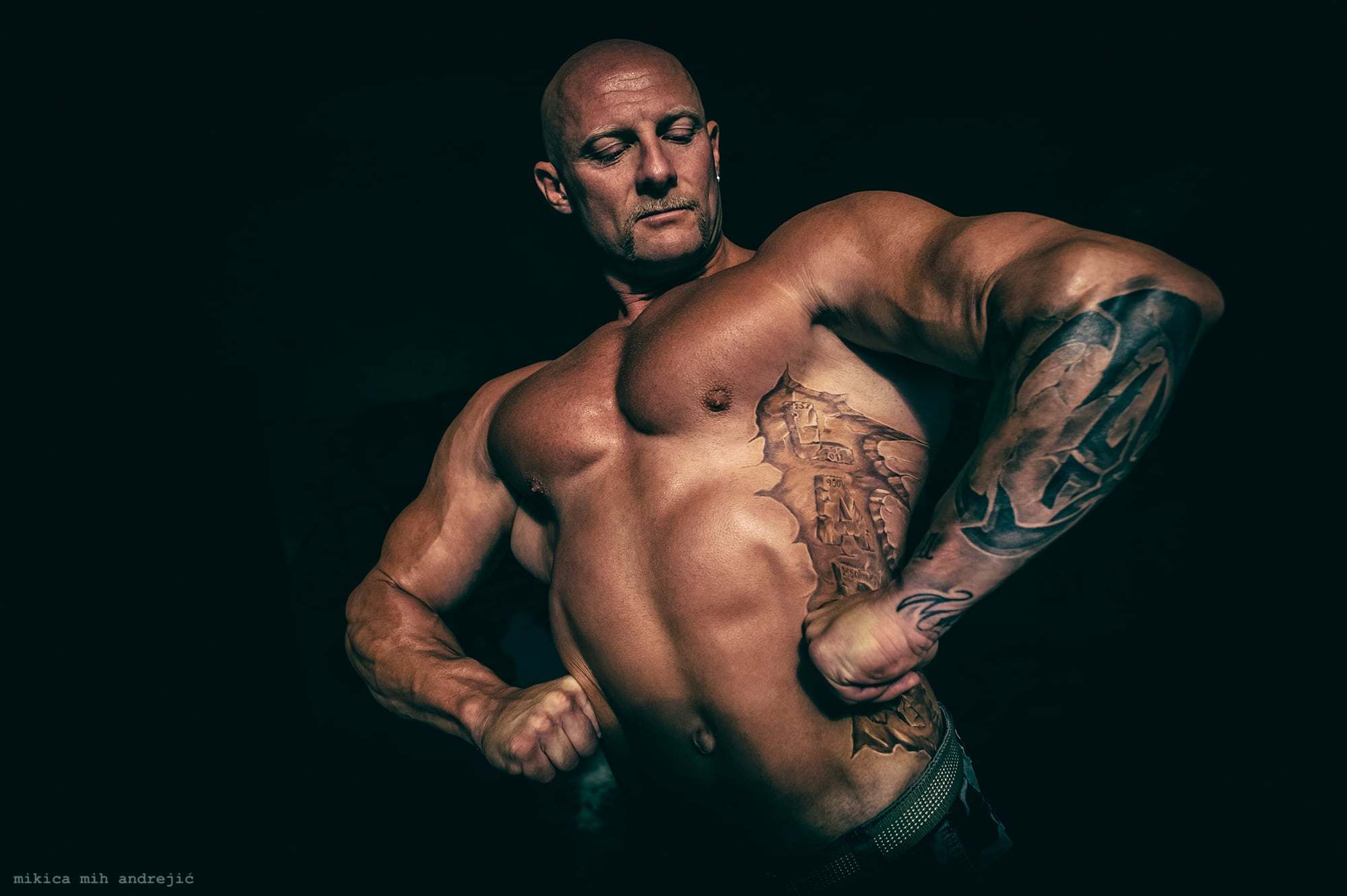 Hans, bočna poza za triceps